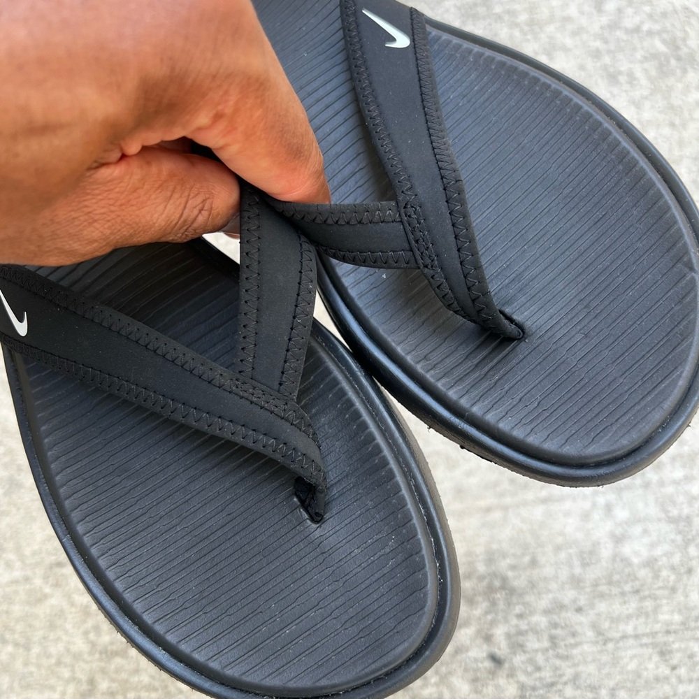 WMNS NIKE ULTRA CELSO THONG TRIPLE BLACKS FLIP FLOPS - Picture 4 of 11